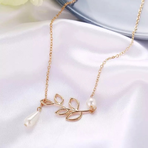 Unique “Land & Sea” Pearl Leaf Beautiful Necklace - Picture 8 of 9